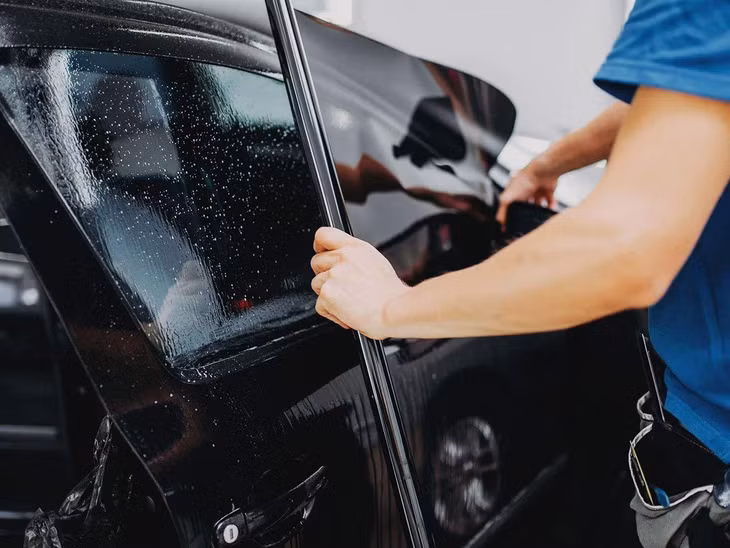 Phim cách nhiệt ôtô cũng sẽ đảm bảo không làm rò rỉ nhiệt, tránh nhiệt thoát ra bên ngoài, duy trì được nhiệt độ ổn định bên trong xe