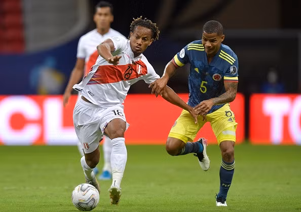 Peru (áo trắng) chiếm ưu thế trước Colombia.