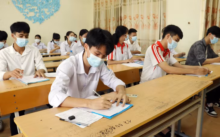 Thí sinh dự thi tại Điểm thi Trường THPT Hải Đảo (huyện Vân Đồn) điền thông tin vào giấy thi.