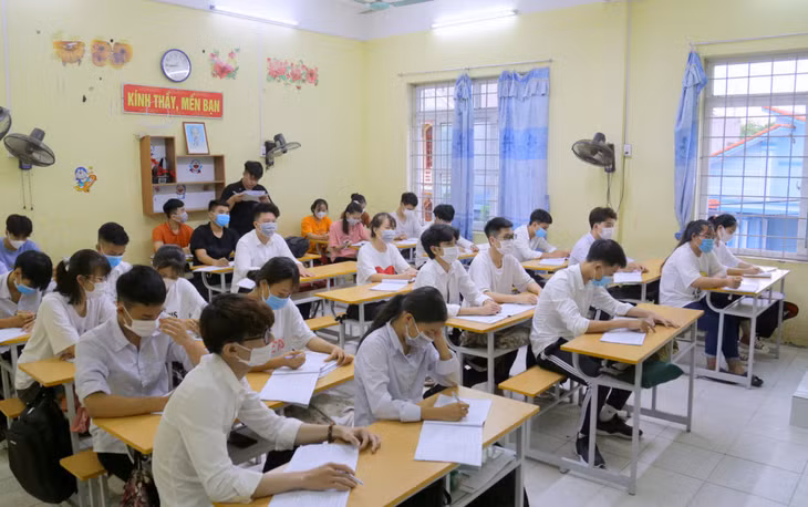 Học sinh lớp 12 Trường TH-THCS và THPT Yên Hưng (TX Quảng Yên) tích cực ôn tập kiến thức chuẩn bị cho Kỳ thi.