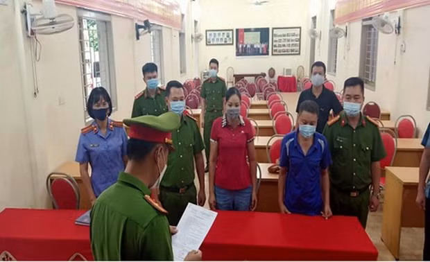 Nguyen pho Chanh van phong huyen uy lua xin viec, chiem doat 2 ty dong hinh anh 1