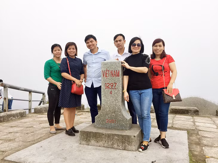 Giảng viên và học viên Khoa Xây dựng Đảng, Trường Đào tạo cán bộ Nguyễn Văn Cừ, nghiên cứu thực tế tại cột mốc 1297, huyện Bình Liêu.