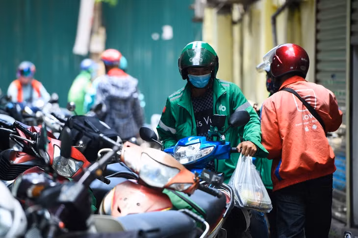 Nhiều nhà hàng, shipper tự do tại Hà Nội hoạt động bất chấp chỉ thị 16 ảnh 3 Nhieu nha hang, shipper tu do tai Ha Noi hoat dong bat chap chi thi 16 anh 3