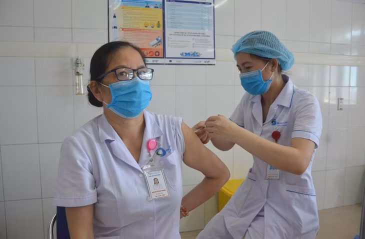 Chị Phạm Thị Tuyết (Khoa Nhi, Bệnh viện Bãi Cháy) là một trong 40 điều dưỡng được đào tạo và có chứng chỉ tiêm vắc-xin phòng Covid-19.