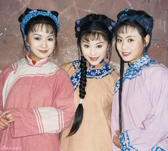 Trần Oánh (phải) là một trong những diễn viên phụ có ngoại hình xinh đẹp nhất đoàn làm phim "Hoàn châu cách cách".