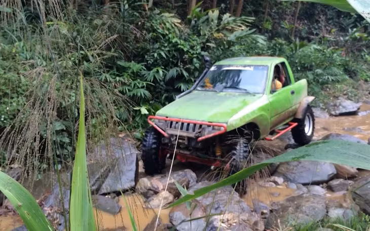 Những thử thách off-road của thành viên CLB Bán tải Quảng Ninh PVC. Ảnh: Xuân Hòa