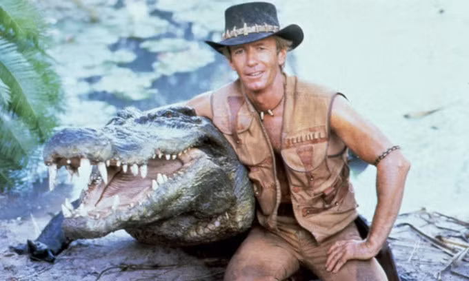 Du lịch Australia phát triển nhờ bộ phim "Crocodile Dundee" do tài tử Paul Hogan thủ vai chính. Ảnh: Moviestore/Rex/Shutterstock