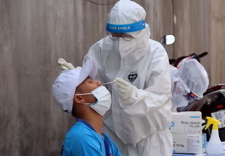 Nhân viên Y tế Đồng Nai lấy mẫu người dân. Ảnh: CDC ĐỒNG NAI