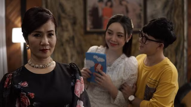 Diễn viên Nguyệt Hằng có vai diễn gây nhiều chú ý trong bộ phim truyền hình đang phát sóng trên VTV3 - Hãy nói lời yêu. Diễn viên Anh Tuấn chia sẻ về bà xã Nguyệt Hằng: 'Vợ tôi yêu nghề hơi quá...' ảnh 1