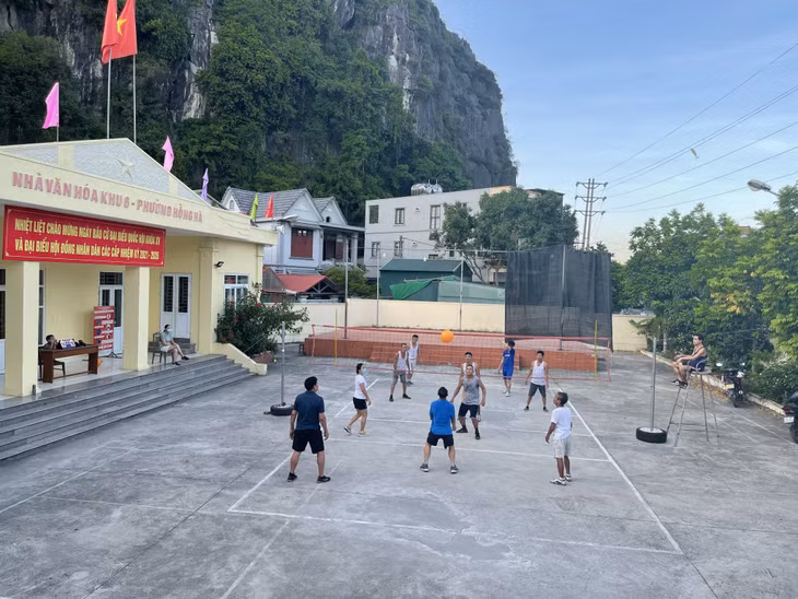 Người dân tập thể dục thể thao tại Nhà văn hoá khu 6, phường Hồng Hà, TP Hạ Long.