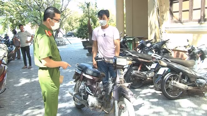 Đối tượng Quốc cùng phương tiện gây án.