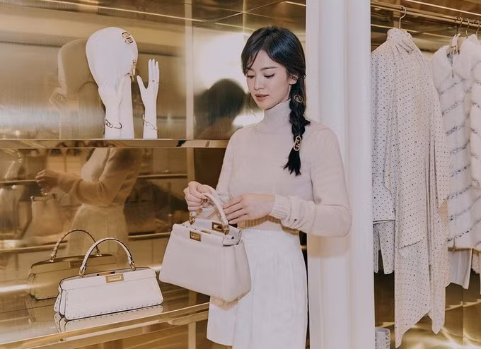 Hye Kyo lăng xê bộ sưu tập kẹp tóc O’Lock của nhà mốt.