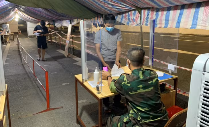 Người và phương tiện lưu thông qua Chốt kiểm soát phòng, chống Covid-19 cầu Bạch Đằng (TX Quảng Yên) đều được kiểm soát chặt chẽ.
