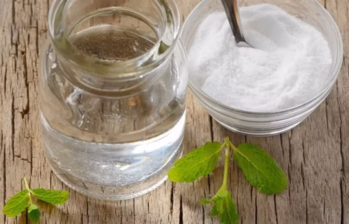 Baking soda và nước.