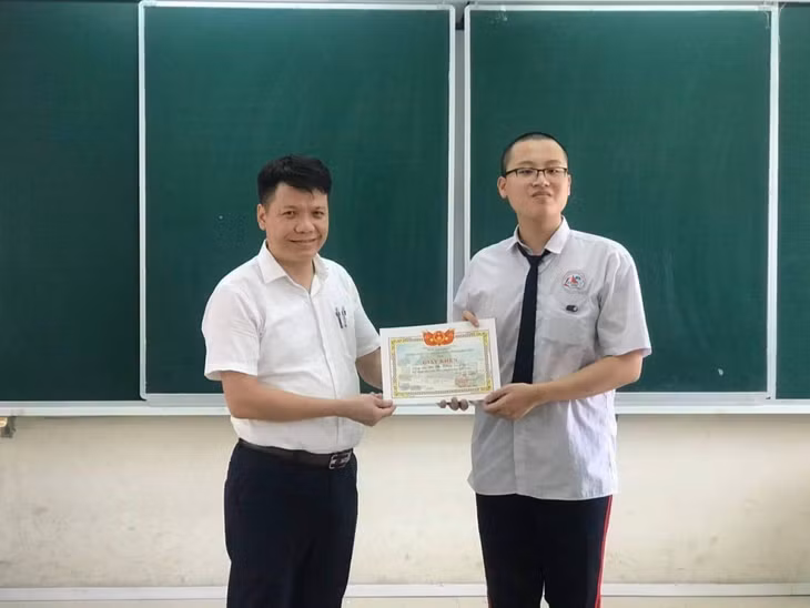 Em Đào Chí Tường, thủ khoa khối A01 của tỉnh, cựu học sinh Trường THPT Chuyên Hạ Long (bên phải). Ảnh nhà trường cung cấp.