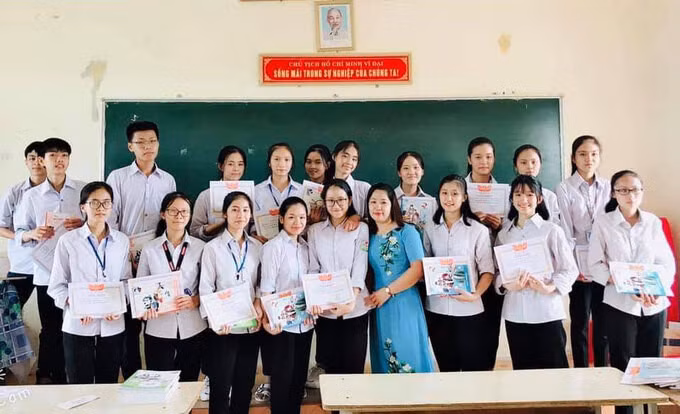 Cô giáo chủ nhiệm Nguyễn Thị Luận chụp ảnh cùng học trò.