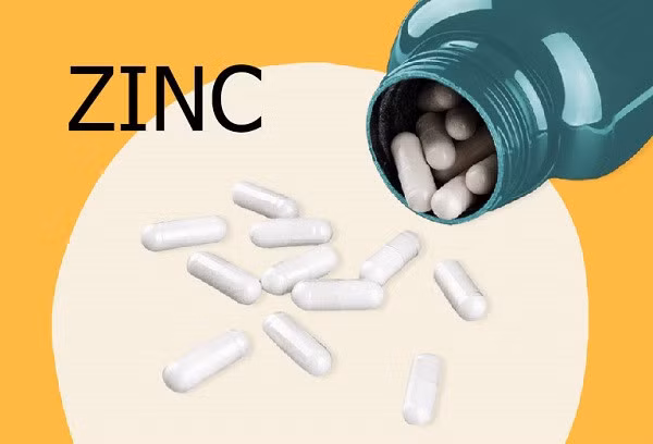 Khi cách ly tại nhà, nên có sẵn Vitamin C và kẽm để tăng miễn dịch cơ thể. Tuy nhiên cần được tư vấn thầy thuốc.
