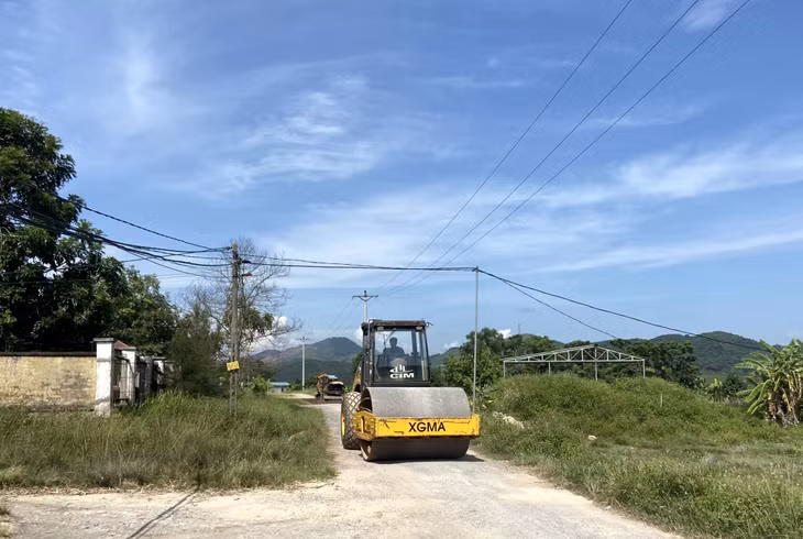 Thay vì đổ bê tông hoàn trả như cam kết, hiện đơn vị thi công mới chỉ đổ đá và lu đường.