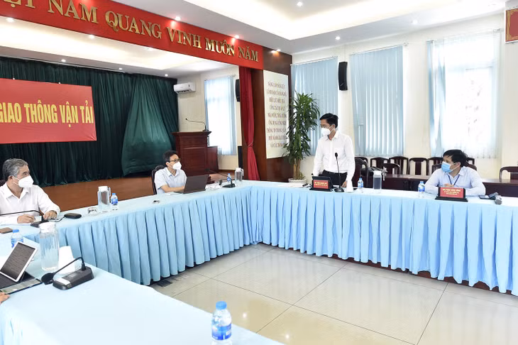 Phó Thủ tướng làm việc với Sở GTVT TPHCM trưa ngày 24/7 về tổ chức vận chuyển hàng hoá đáp ứng nhu cầu thiết yếu của người dân. Ảnh: VGP/Đình Nam