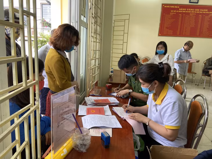 Lực lượng chức năng hướng dẫn công dân làm thủ tục cấp căn cước công dân gắn chíp điện tử tại Nhà văn hoá khu 6, phường Hồng Hà, TP Hạ Long.