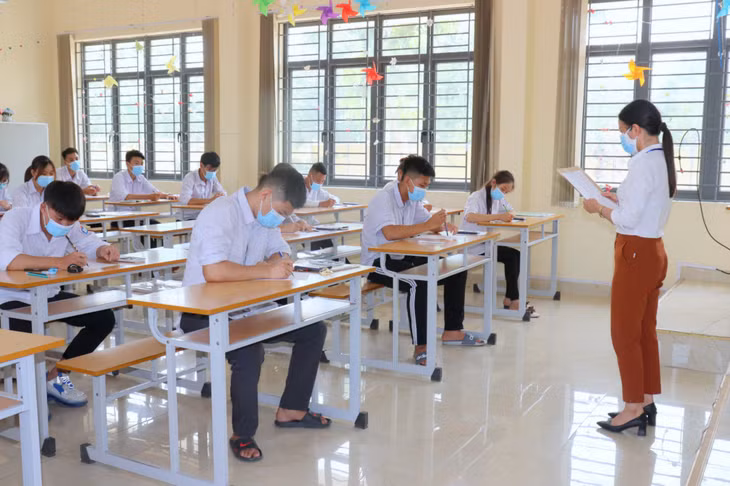 Cán bộ coi thi phổ biến kỹ càng các quy định, quy chế của Kỳ thi cho thí sinh trước giờ thi.