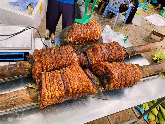 Thịt quay đòn gánh với lớp bì vàng ươm, giòn rụm, bắt mắt mọi thực khách ghé thăm phiên chợ sáng tại Đường Lâm. Ảnh: Trung Nghĩa