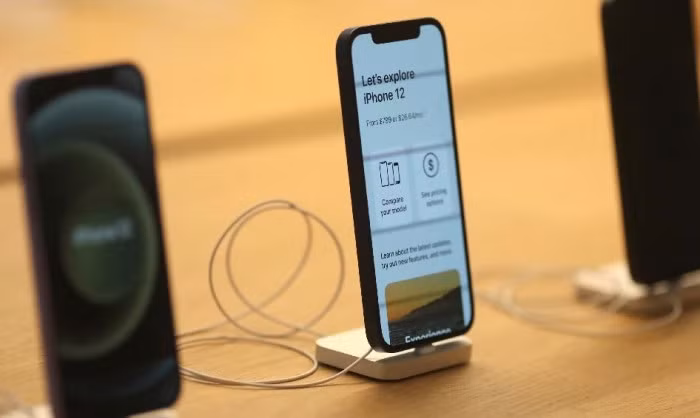 Mẫu trưng bày iPhone 12 được trưng bày tại Apple Store