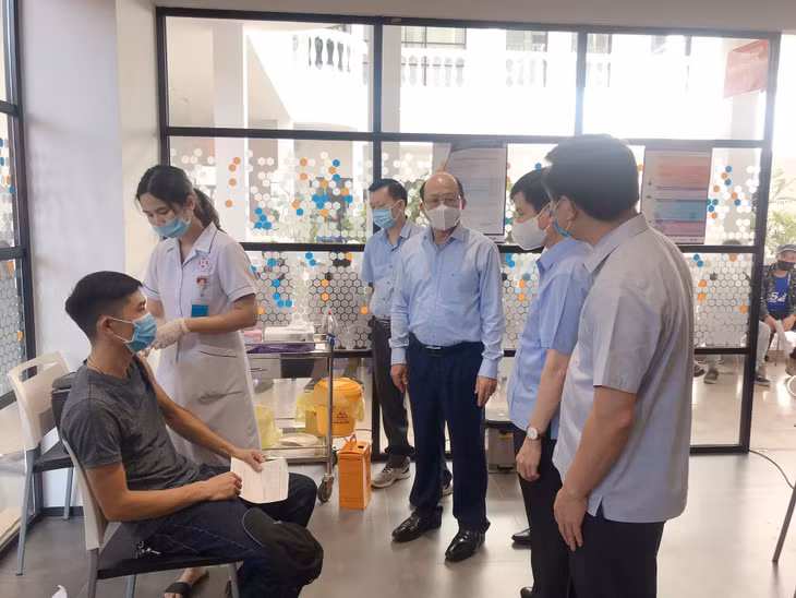 Đồng chí Vũ Xuân Diện, Trưởng Ban Nội chính Tỉnh ủy, Phó Ban chỉ đạo, Trưởng đoàn kiểm tra công tác phòng chống Covid-19 tỉnh Quảng Ninh kiểm tra công tác triển khai tiêm vắc xin phòng Covid-19 tại Khu công nghiệp Texhong Hải Hà