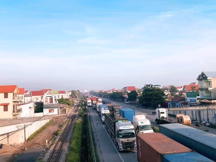 Quốc lộ về Cảng Hải Phòng tắc cứng, ô tô 'chôn chân' hàng chục km
