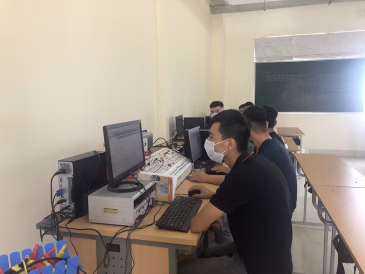 Học sinh tham gia lớp học điện dân dụng của Trường Cao đẳng nghề Việt - Hàn Quảng Ninh.