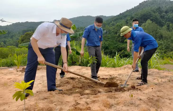 Tập huấn chuyển giao kỹ thuật trồng cây lâm nghiệp.