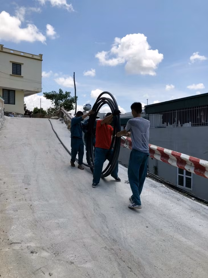 Xí nghiệp nước Hòn Gai thi công lắp đặt tuyến ống mới cho người dân trên địa bàn phường Yết Kiêu (TP Hạ Long).
