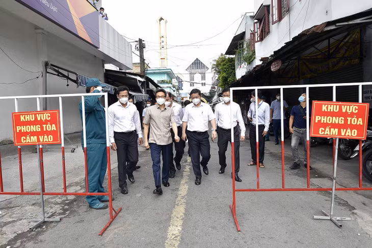 Phó Thủ tướng Vũ Đức Đam thị sát một khu phong toả trên địa bàn phường Tấn Thới Nhất, Quận 12, sáng 8/7. Ảnh: VGP/Đình Nam Phó Thủ tướng Vũ Đức Đam thị sát một khu phong toả trên địa bàn phường Tấn Thới Nhất, Quận 12, sáng 8/7. Ảnh: VGP/Đình Nam