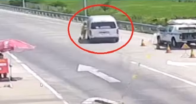Lái xe nhấn ga bỏ chạy, kéo rê chiến sĩ cảnh sát giao thông tại chốt kiểm tra COVID-19.
