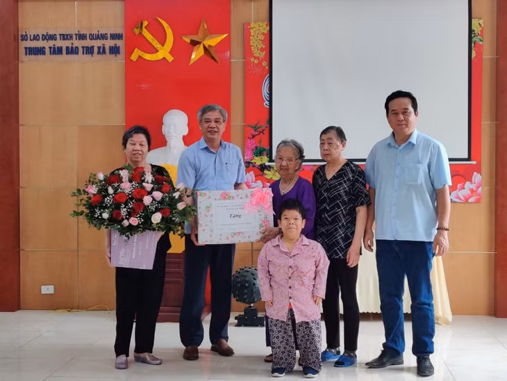 Lãnh đạo Sở LĐ,TB&amp;XH thăm hỏi, tặng quà cho người khuyết tật đang được chăm sóc tại Trung tâm Bảo trợ xã hội tỉnh.