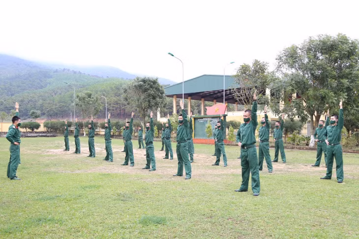 Chiến sĩ mới ở Tiểu đoàn huấn luyện chiến sĩ mới, Trung đoàn 244 (Bộ CHQS tỉnh) tập thể dục hằng ngày.