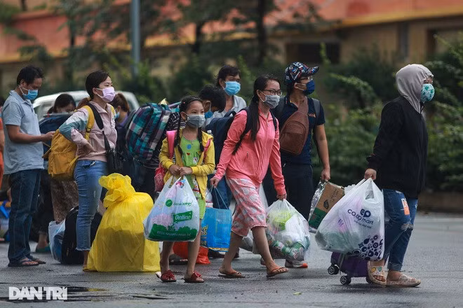 Những ngày qua, hàng nghìn bệnh nhân Covid-19 ở TPHCM đã khỏi bệnh và xuất viện, trở về nhà để tự theo dõi sức khỏe.