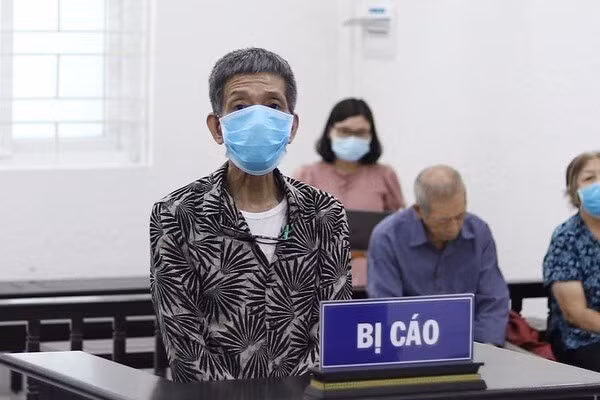 Nghịch tử rút dao đâm vào ngực bố sau lời thách thức 1