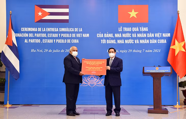 Thay mặt Đảng, Nhà nước và nhân dân Việt Nam, Thủ tướng Phạm Minh Chính trao tượng trưng món quà 10.000 tấn gạo tặng Đảng, Nhà nước và nhân dân Cuba. Ảnh: VGP/Nhật Bắc Thay mặt Đảng, Nhà nước và nhân dân Việt Nam, Thủ tướng Phạm Minh Chính trao tượng trưng món quà 10.000 tấn gạo tặng Đảng, Nhà nước và nhân dân Cuba. Ảnh: VGP/Nhật Bắc