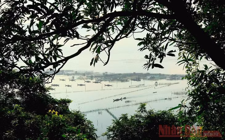 Một góc đầm Cầu Hai nhìn từ núi Túy Vân (cao khoảng 60m). Thuyền bè rẽ sóng tạo nên những hình ảnh và âm thanh sống động đón chào ngày mới.