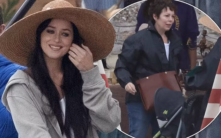 Các diễn viên Dakota Johnson và Olivia Colman trong phim “The Lost Daughter”. (Ảnh: Daily Mail)