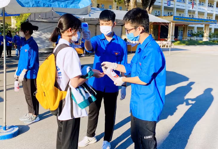 Diễn ra trong bối cảnh dịch bệnh Covid-19 diễn biến phức tạp, nên ngoài những nhiệm vụ hỗ trợ, tiếp sức cho thí sinh, lực lượng TNTN còn hỗ trợ đắc lực cho các điểm thi trong công tác đảm bảo an toàn phòng chống dịch.