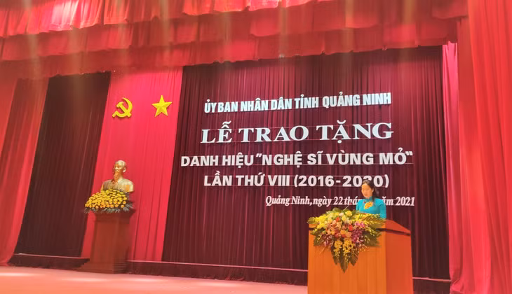 Đồng chí Nguyễn Thị Hạnh, Phó Chủ tịch UBND tỉnh, đề nghị các NSVM tiếp tục cống hiến để xây dựng nền văn hóa giàu bản sắc.