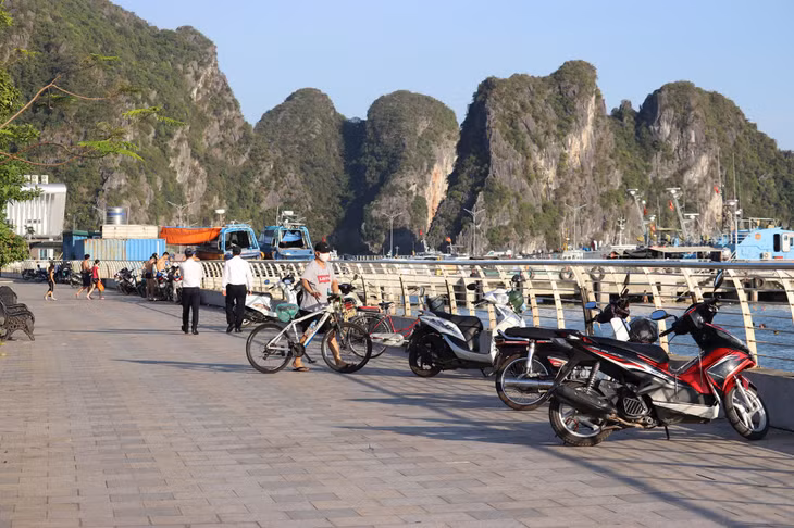 Tương tự, tại khu vực đường bao biển Bến Đoan (phường Hồng Gai) cũng có rất đông người dân xuống tắm biển vào mỗi buổi chiều.