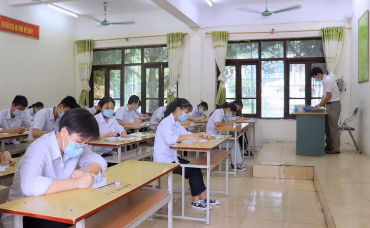 Các thí sinh điền thông tin vào giấy nháp, chuẩn bị cho bài thi cuối cùng của Kỳ thi.