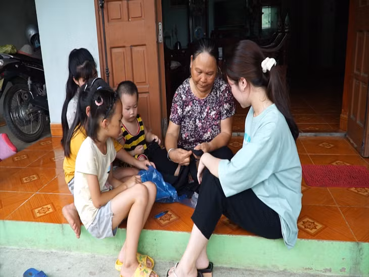 Nghệ nhân Vi Thị Mai mong muốn truyền dạy lại cách may, thêu thùa trang phục truyền thống cho thế hệ trẻ.