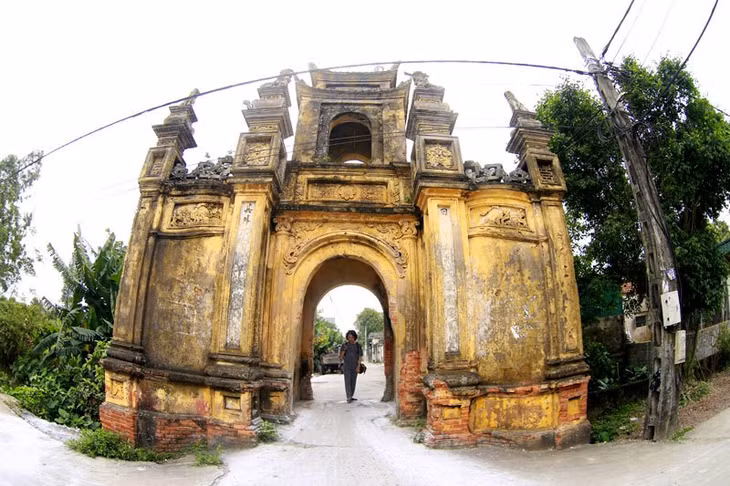 Khung cảnh, không gian tĩnh mịch tạo nên nét đặc trưng của vùng quê Bắc Bộ bắt đầu hiện hữu ngay cổng làng với kiến trúc quyển thư tựa như một cuốn sách, mái vòm cong vút với đôi kỳ lân đắp nổi điểm các họa tiết vẫn giữ được nét đẹp cổ kính.