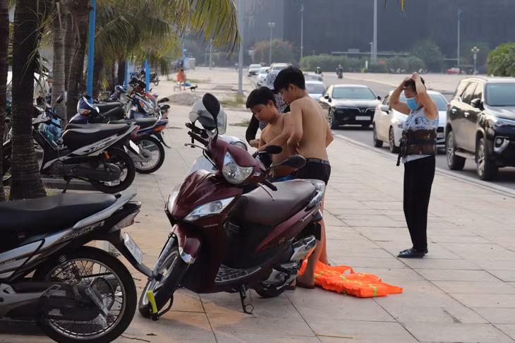 ...và nơi thay đồ của người dân để xuống tắm biển.