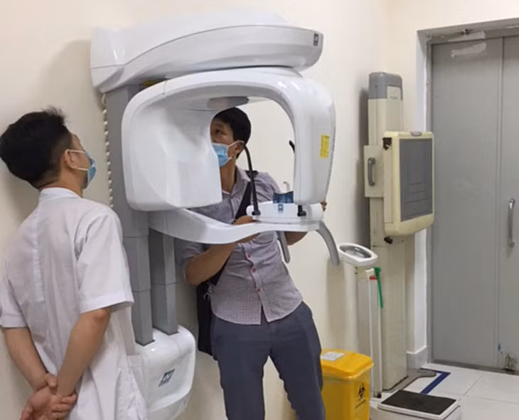 Sở KH&amp;CN và Sở Y tế phối hợp kiểm tra thiết bị có tia X tại một phòng khám đa khoa ở TP Hạ Long, tháng 4/2021.