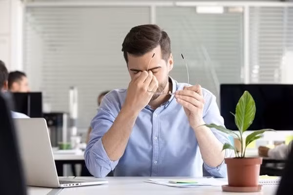 Hay quên là triệu chứng bệnh ngày càng phổ biến hiện nay ở người cao tuổi lẫn người trẻ (Ảnh minh họa)